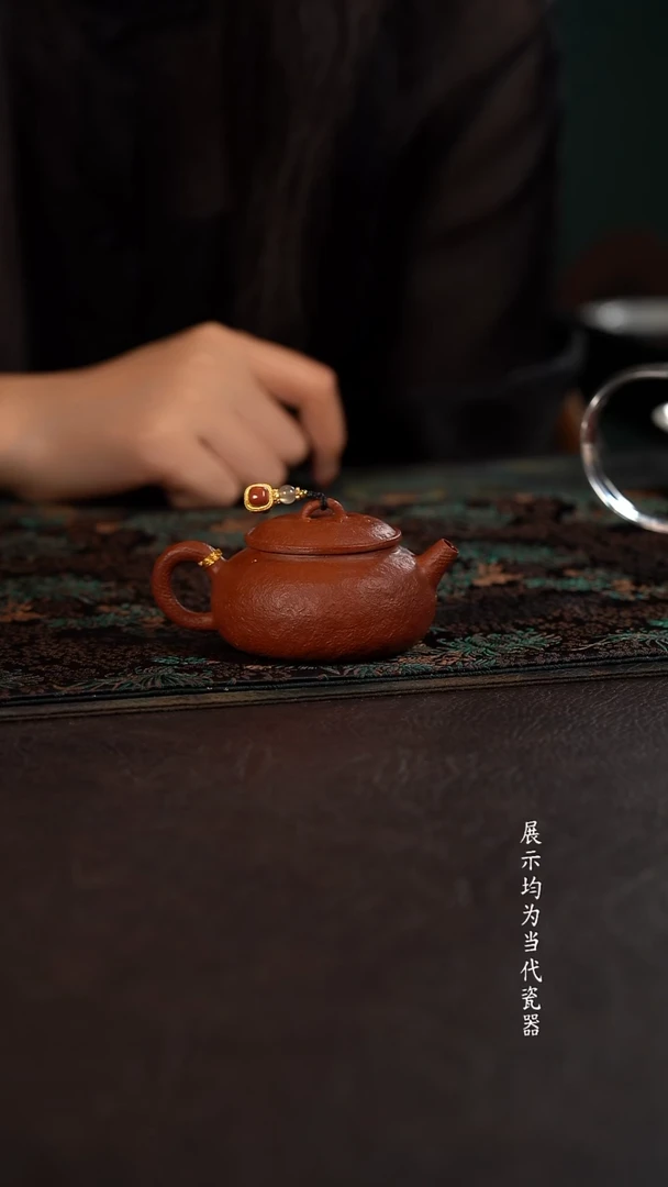 110c伟壶朱泥小泡壶 鸿运当头