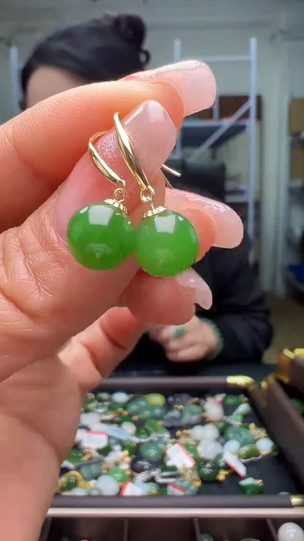 颈饰18K金镶嵌和田玉（多样性发货.发其一)1.04.103