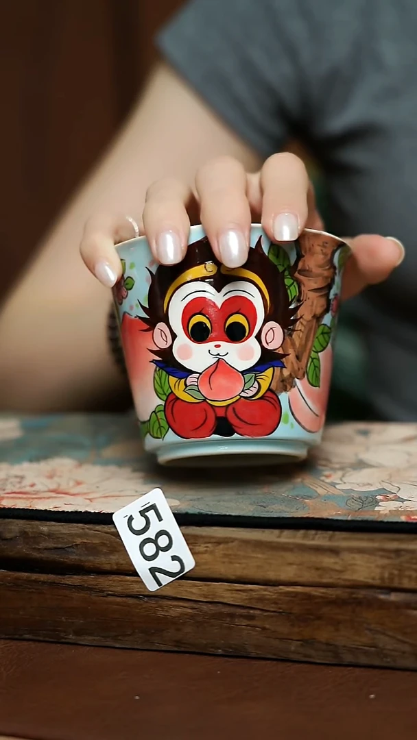 泥古设计师 手握