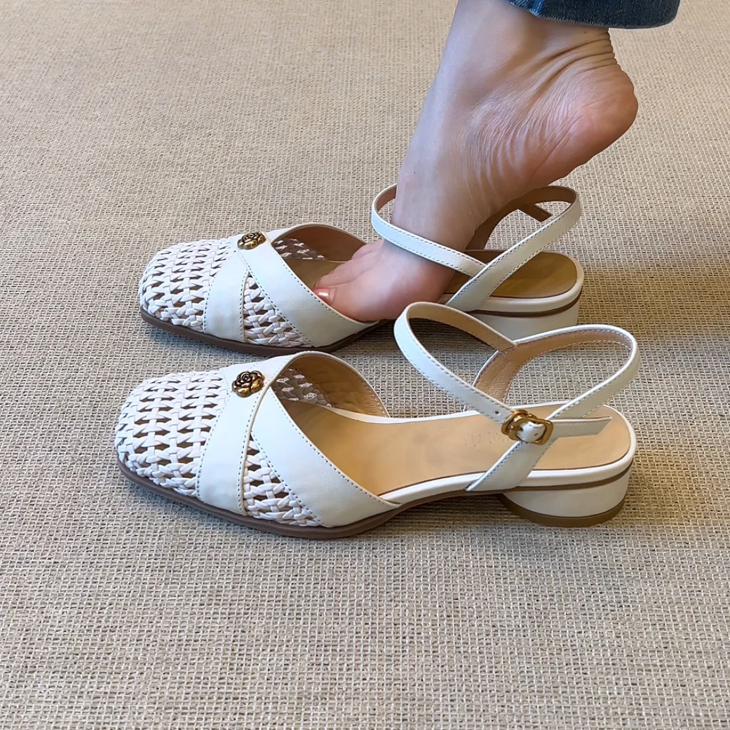RubyL/3.5cm法式简约通勤山茶花方头编织镂空纯色粗跟包头凉鞋
