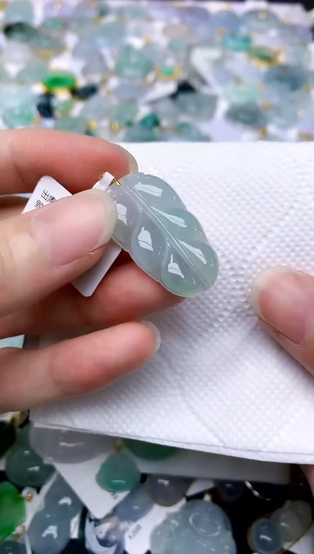 颈饰18K金镶嵌翡翠天然A货翡翠