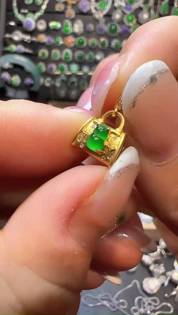 吊坠(不含链)18K金镶嵌翡翠葫芦