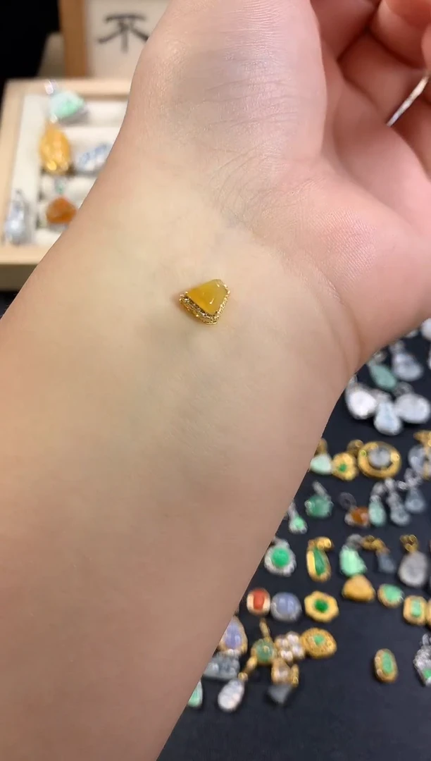 颈饰18K金镶嵌翡翠黄翡