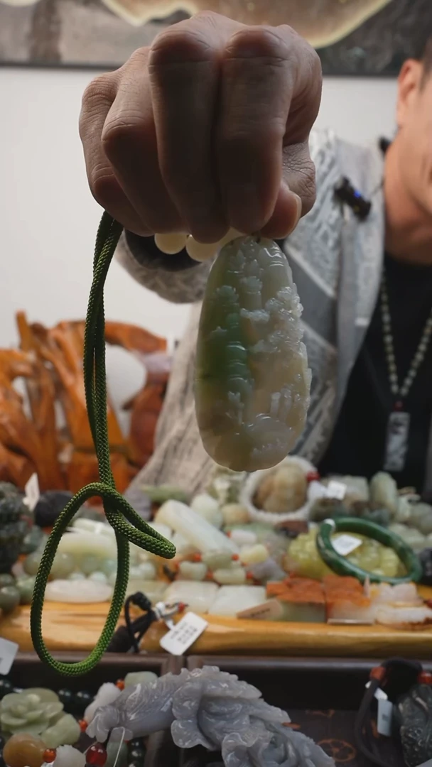 和田玉（翠青玉）未镶嵌颈饰翠青山水牌