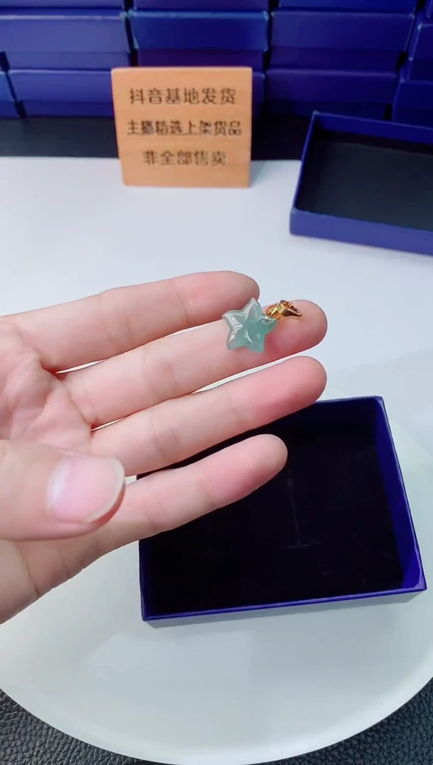 颈饰未镶嵌翡翠    `