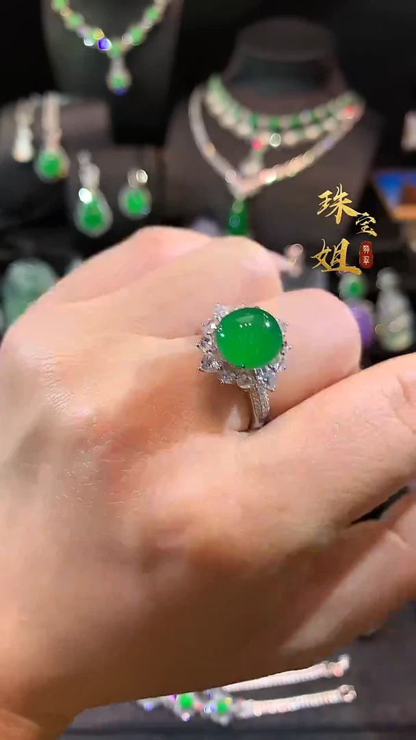 18K金镶嵌戒指翡翠戒指