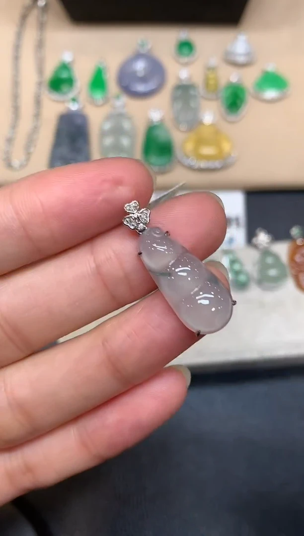 颈饰18K金镶嵌翡翠福豆【无服务费