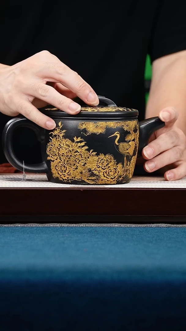 茶壶紫砂石黄汉瓦刻松鹤