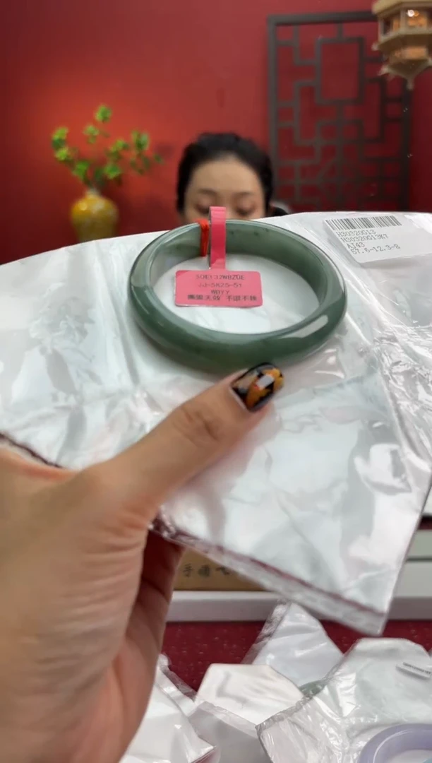 未镶嵌手镯（圆镯）翡翠多*翡翠手镯