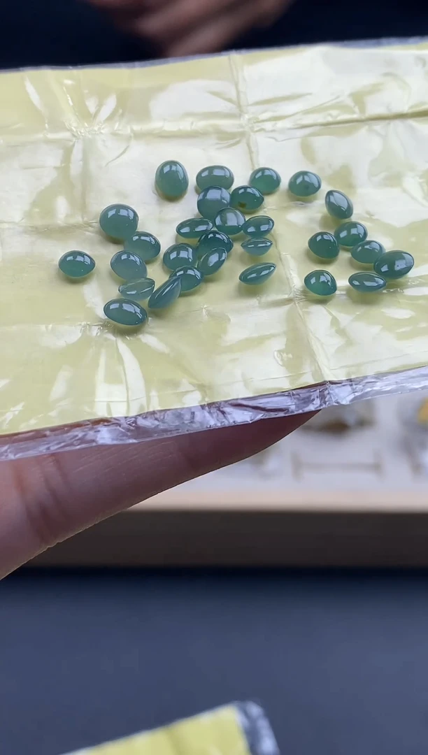 翡翠散珠天然翡翠裸石蛋面66