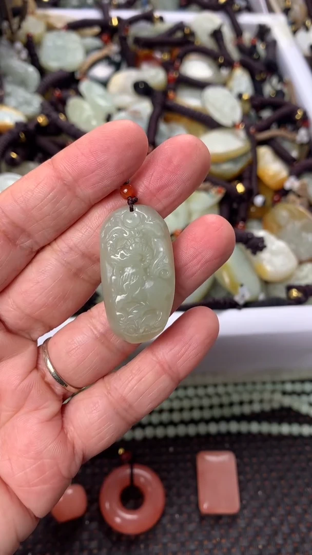 【闪购商品】和田玉颈饰未镶嵌多样性发货没有证书.拍一发一，有瑕