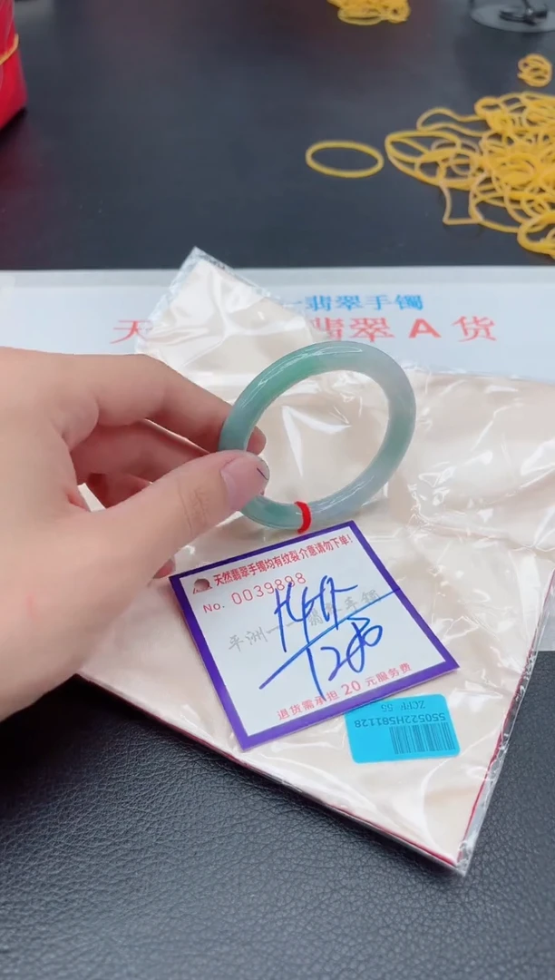 翡翠手镯未镶嵌1