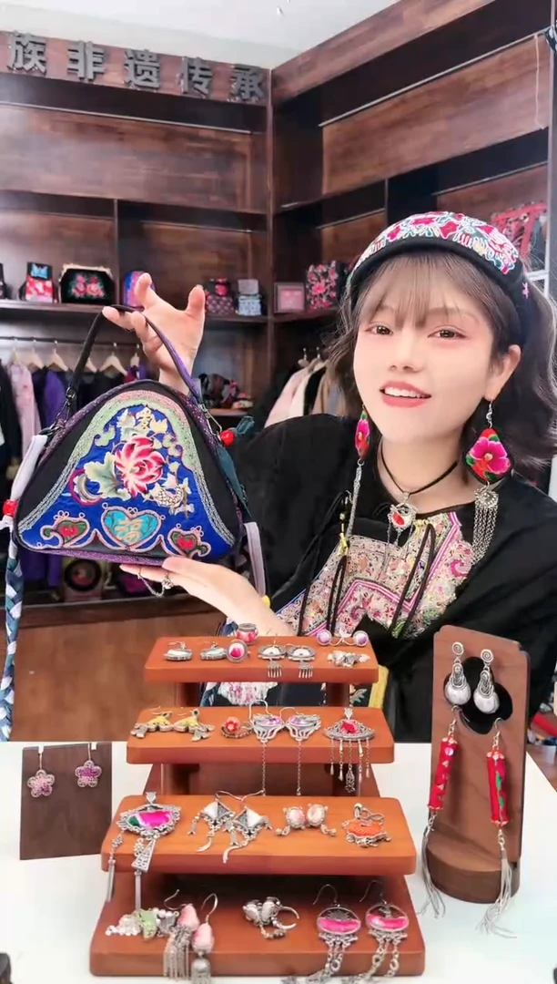 【闪购商品】织绣L35蚩梦苗族古绣