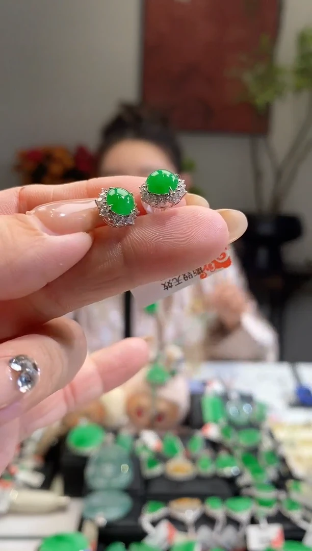 18K金镶嵌翡翠耳饰耳钉