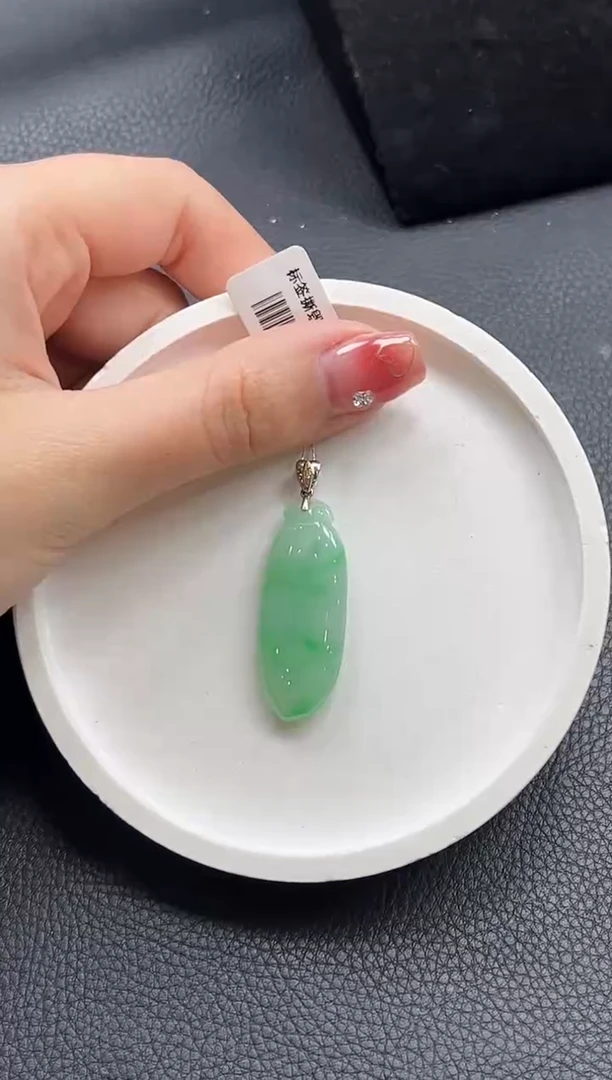 【闪购商品】翡翠颈饰18K金镶嵌福瓜