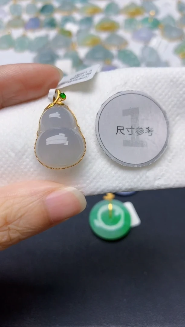 翡翠18K金镶嵌颈饰天然缅甸A货翡翠