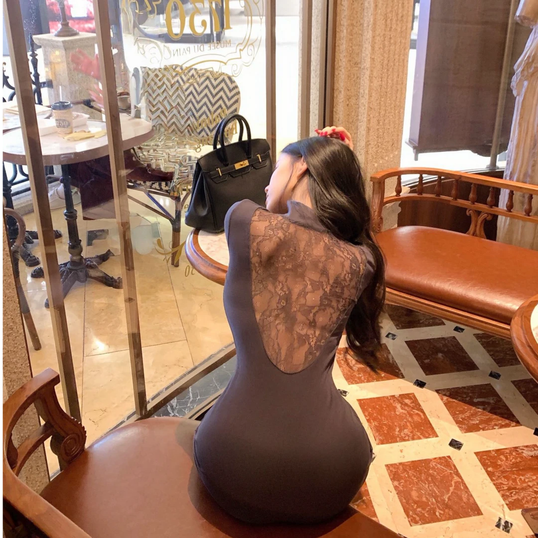 辣妹性感蕾丝露背连衣裙女秋冬新款设计感修身显瘦灰色包臀打底裙