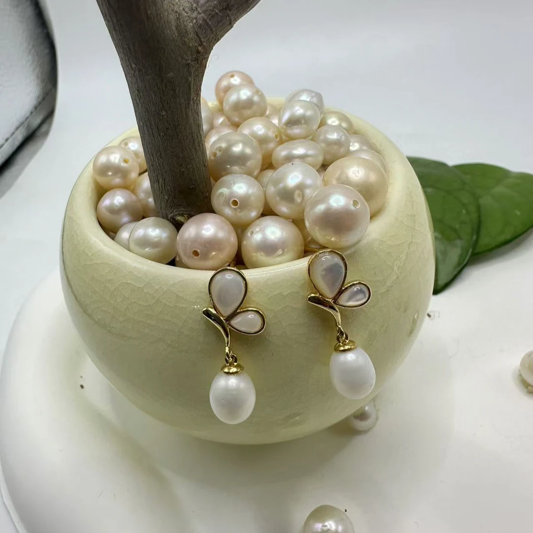 光泽圆润珍珠耳钉