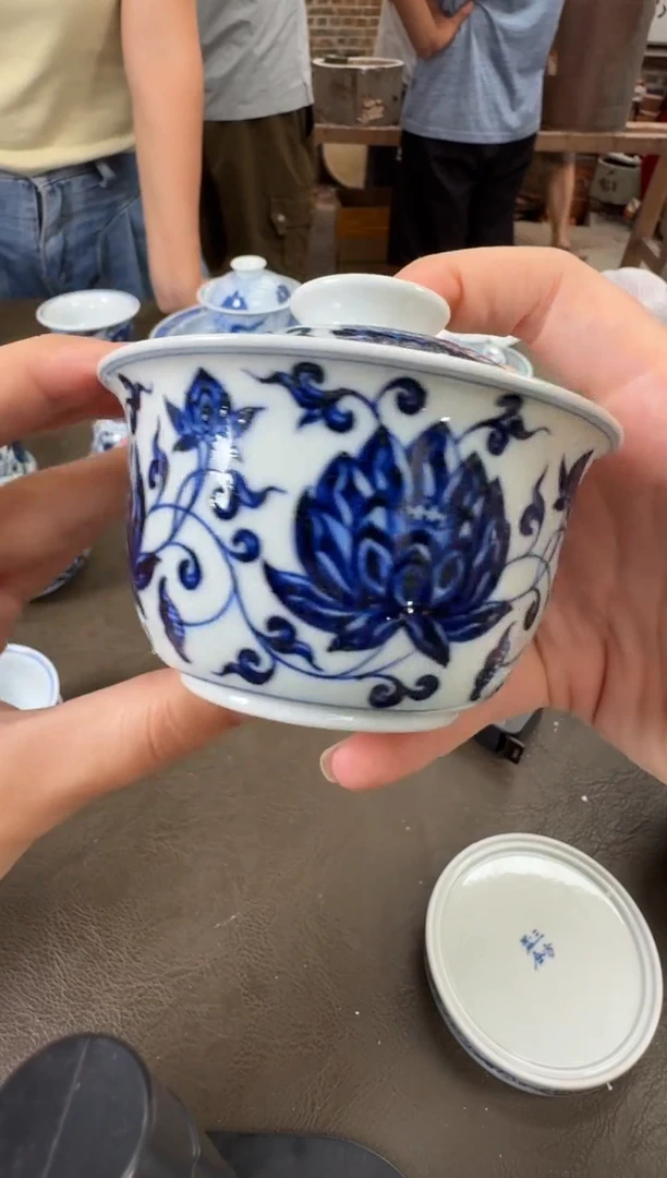 杯子三方器合青花大莲花卧足盖碗
