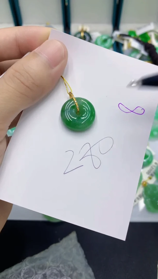 翡翠挂件18K金镶嵌翡翠