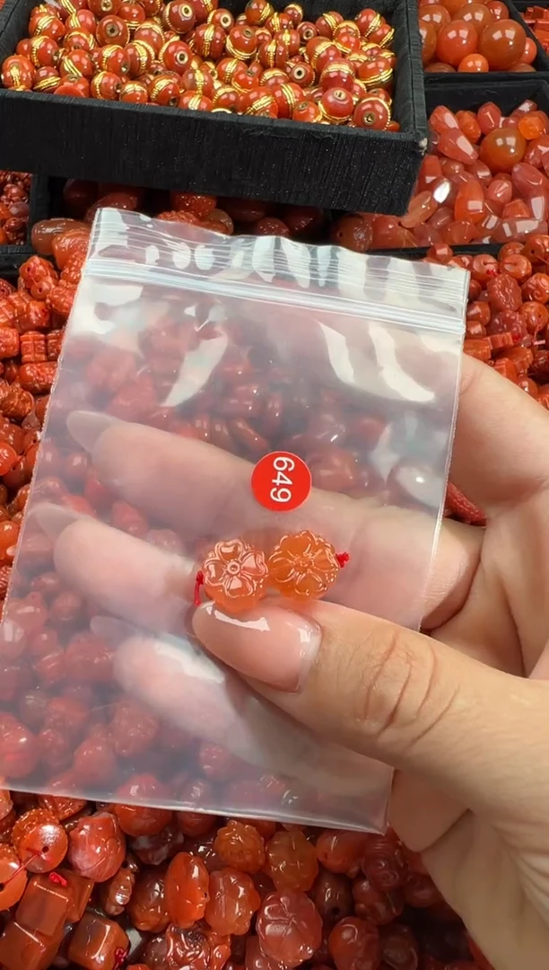 南红玛瑙未镶嵌颈饰1