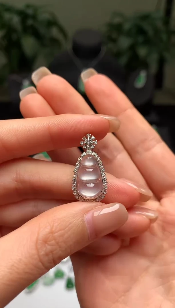 颈饰18K金镶嵌翡翠福豆