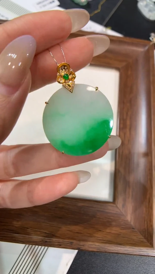 颈饰18K金镶嵌翡翠无事牌
