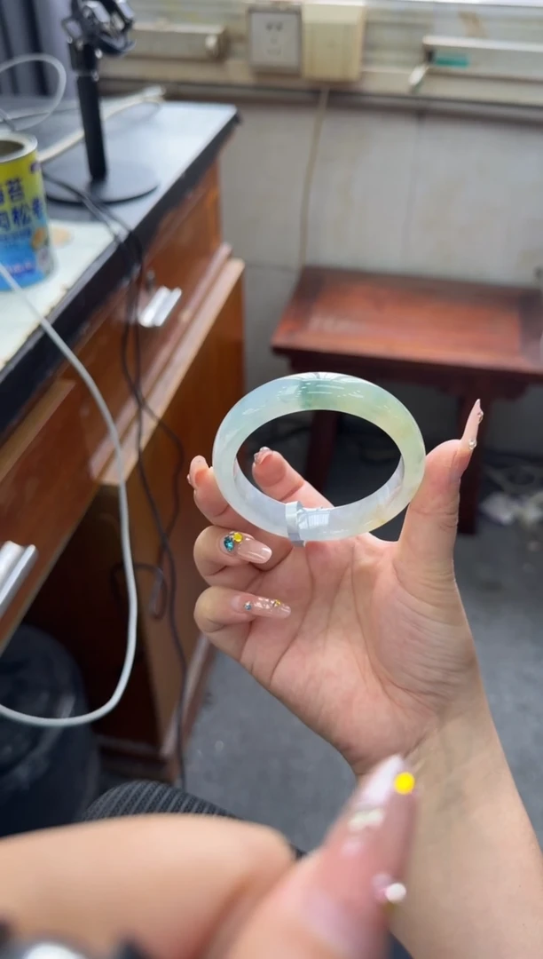 翡翠手镯未镶嵌翡翠手镯