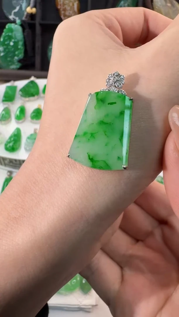 颈饰18K金镶嵌翡翠缅甸A货翡翠