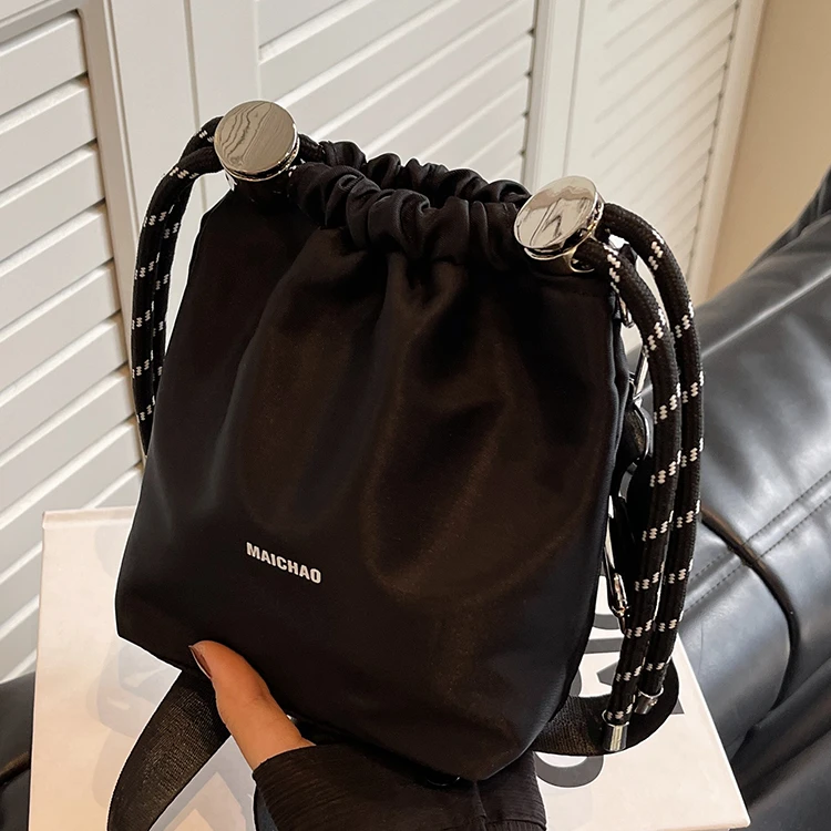 帆布包包秋季2025新款时尚小众设计单肩斜挎包高级感洋气水桶包m