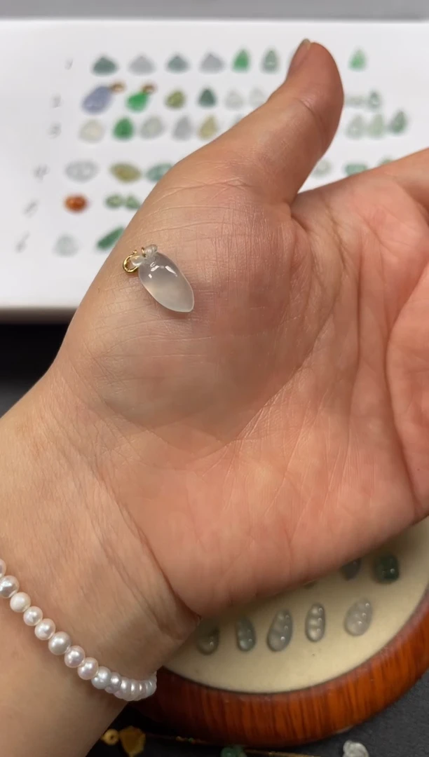 吊坠(不含链)18K金镶嵌翡翠一个JK417