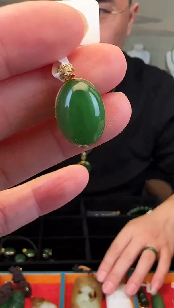 颈饰18K金镶嵌和田玉鸽子蛋