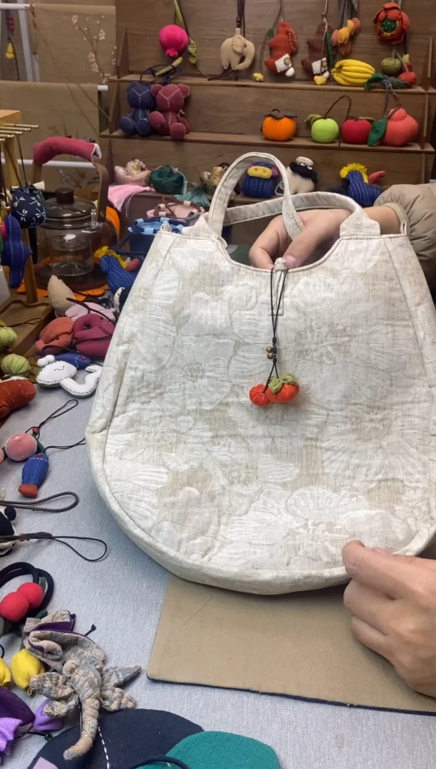 蛋形手提包（麻色）+小柿子手机挂