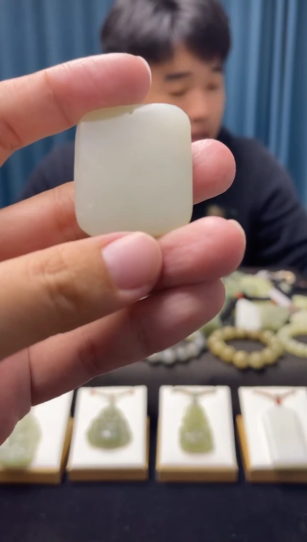 颈饰未镶嵌和田玉吊坠