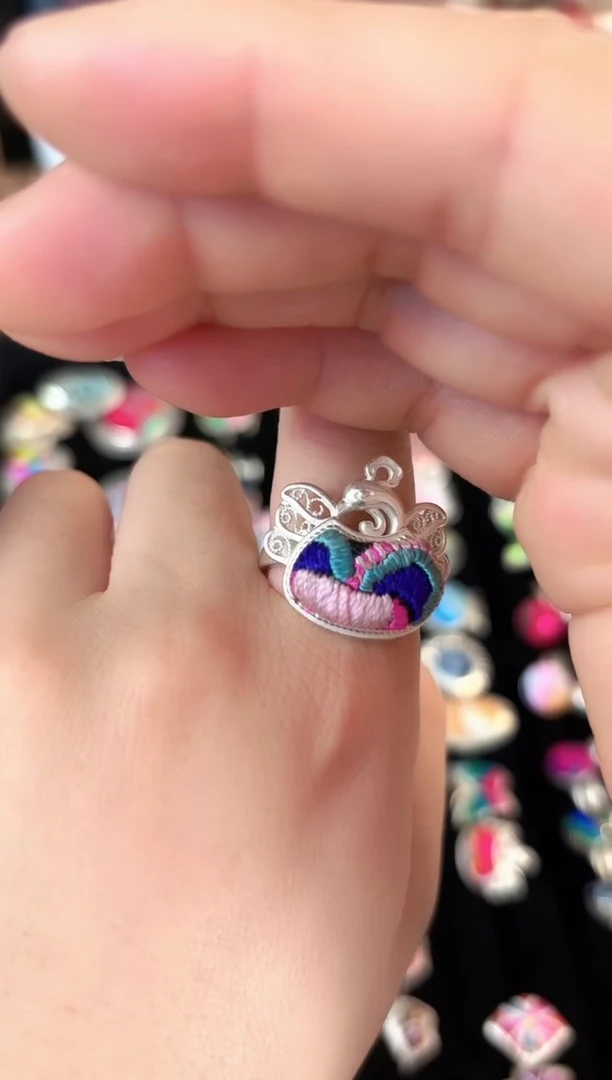 彩云南阁非遗老绣饰品619*