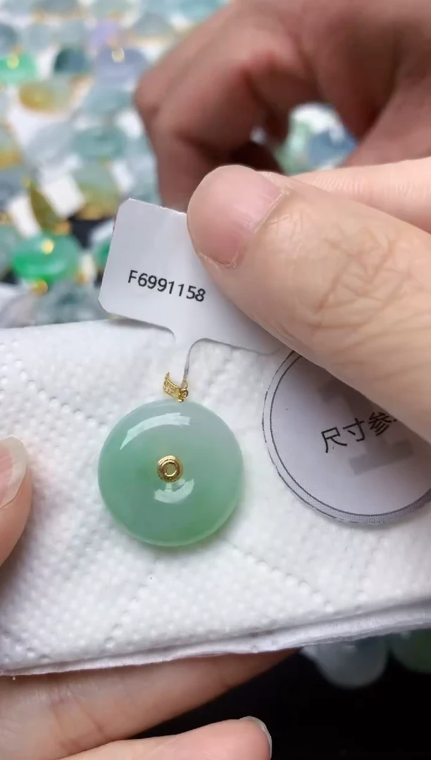 翡翠18K金镶嵌颈饰天然缅甸A货翡翠
