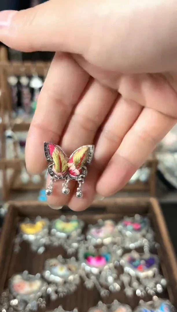 彩云南阁非遗老绣饰品858