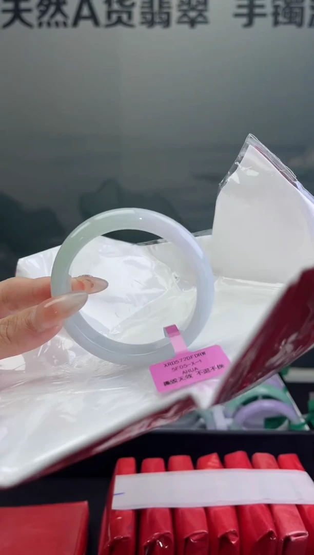 翡翠手镯未镶嵌翡翠手镯