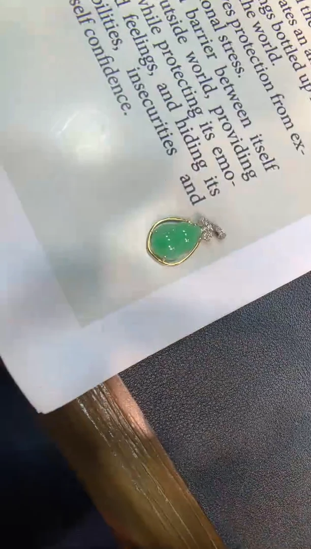 翡翠18K金镶嵌颈饰葫芦