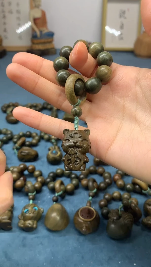 【闪购商品】维腊木（绿檀）把件小福虎 盘玩件