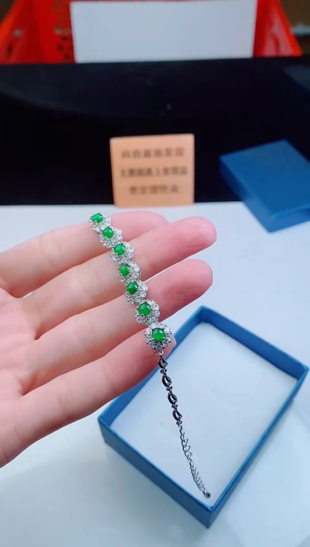 颈饰未镶嵌翡翠