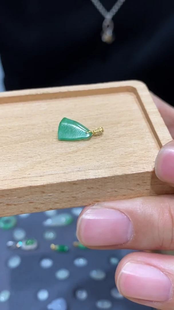 吊坠(不含链)18K金镶嵌翡翠满绿莲蓬10.2*8.1*3.2