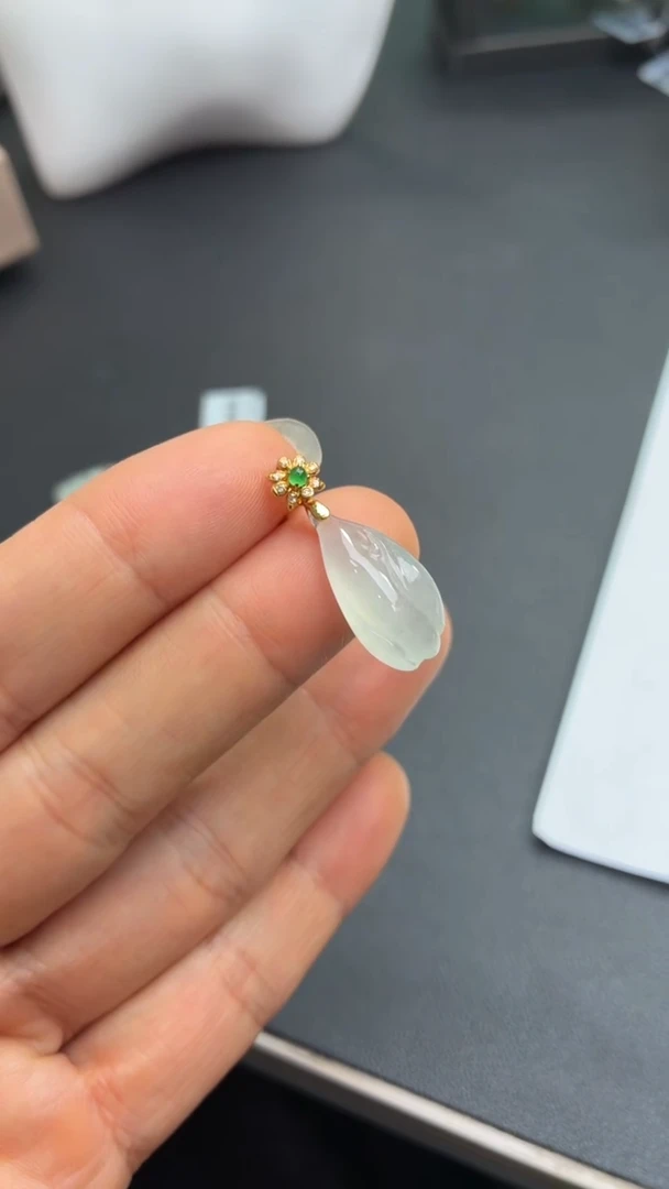 颈饰18K金镶嵌翡翠天然翡翠A货