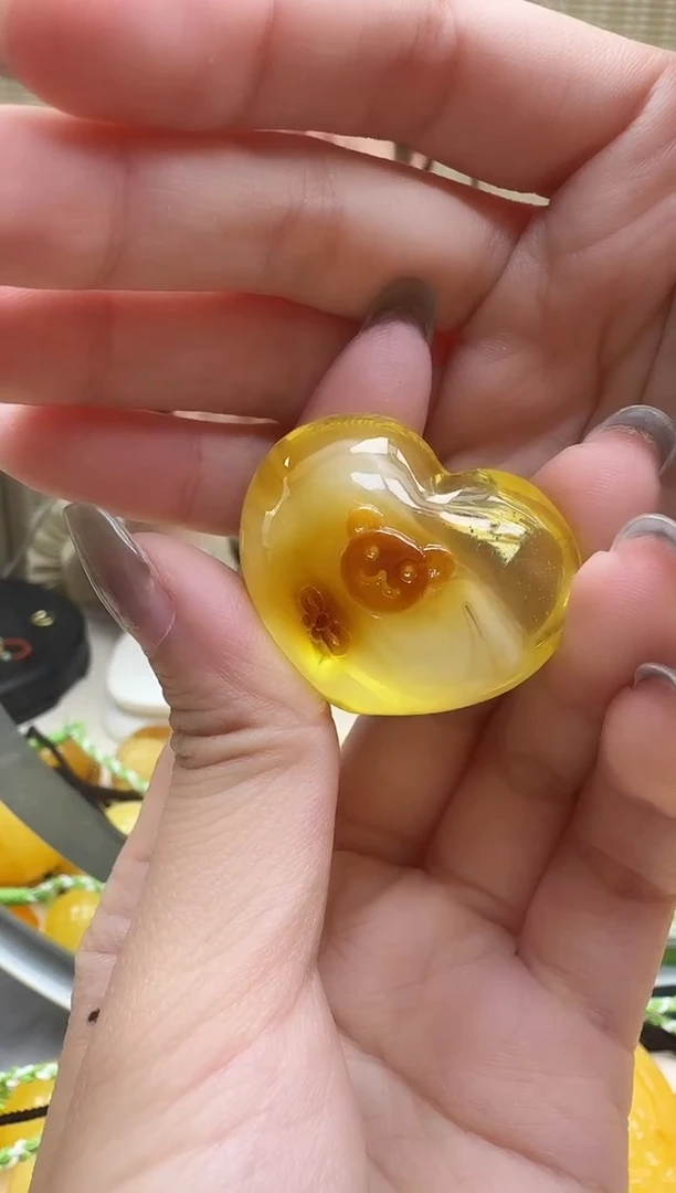 未镶嵌琥珀裸石如图