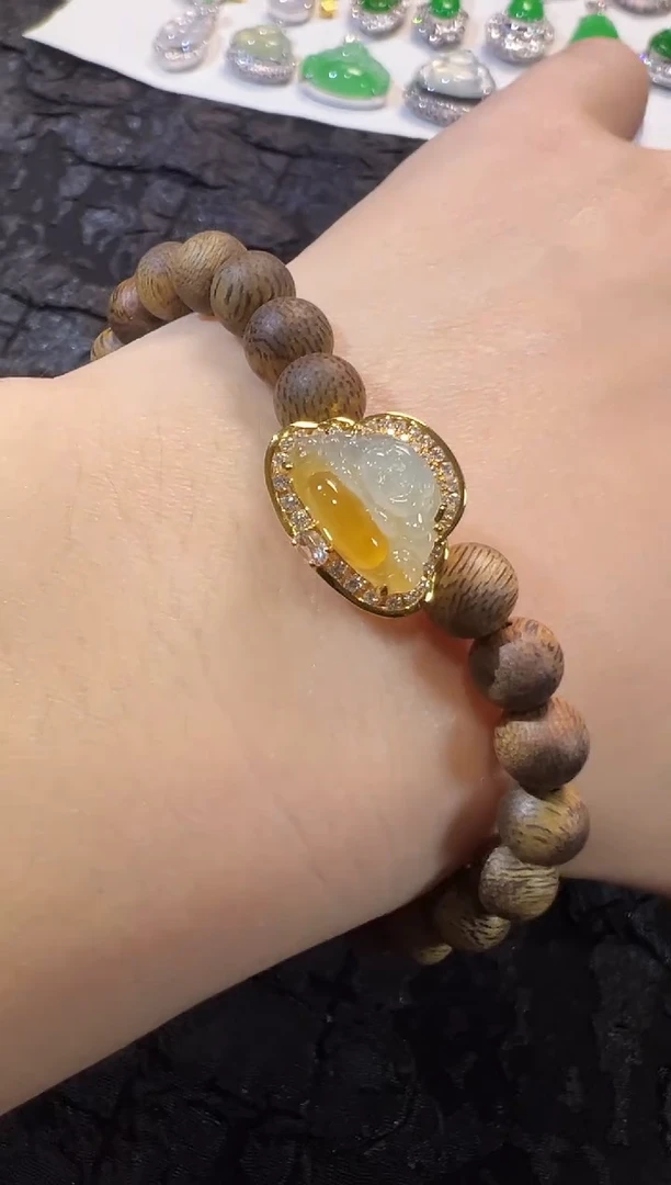 18K金镶嵌手串翡翠高冰肚里藏金佛公手串