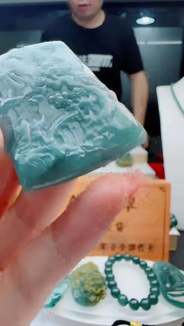 翡翠未镶嵌颈饰多样性发货其中一件