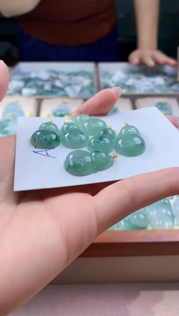 翡翠未镶嵌颈饰多样性发其一件