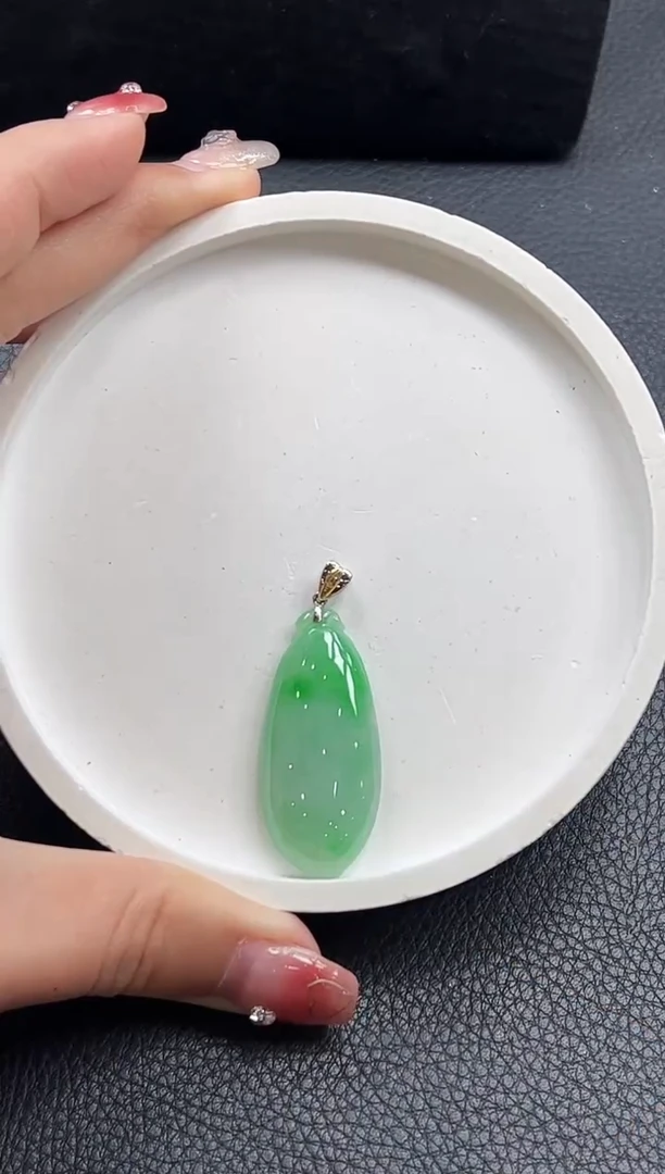 【闪购商品】翡翠颈饰18K金镶嵌福瓜