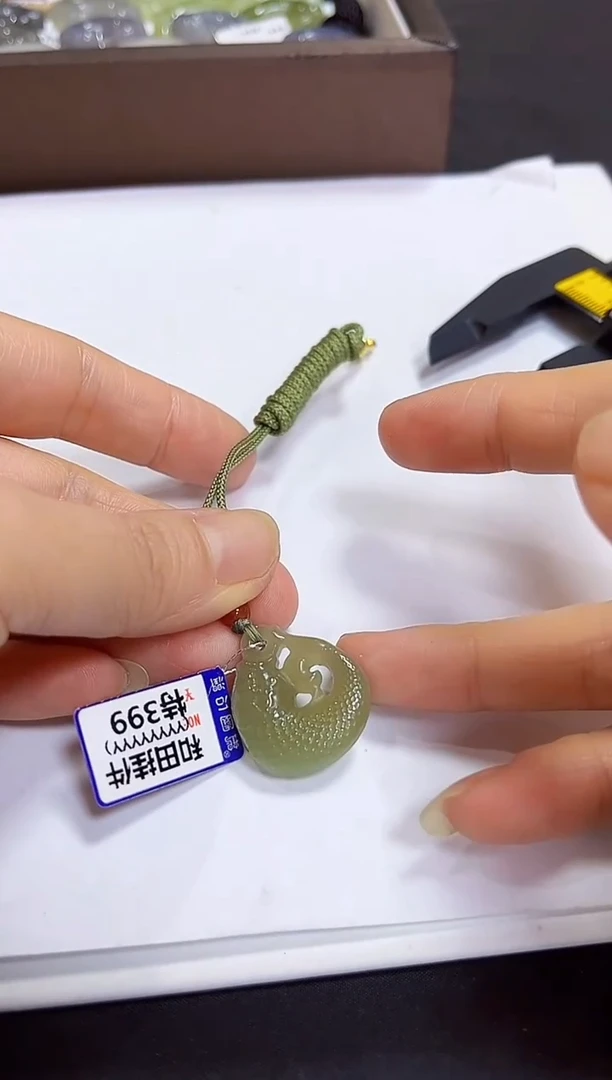 颈饰未镶嵌和田玉挂件