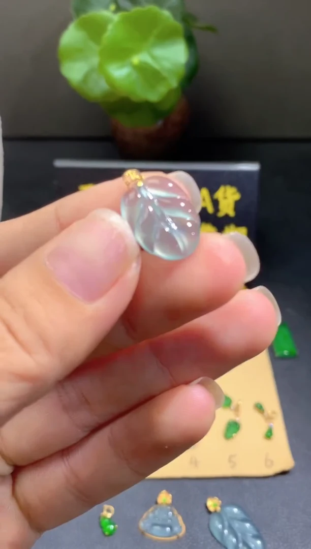 颈饰18K金镶嵌翡翠翡翠A货